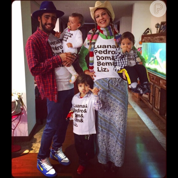 Luana Piovani postou uma imagem da família com camisetas iguais e clima de festa junina neste sábado, 25 de junho de 2016: 'Só o amor constrói'