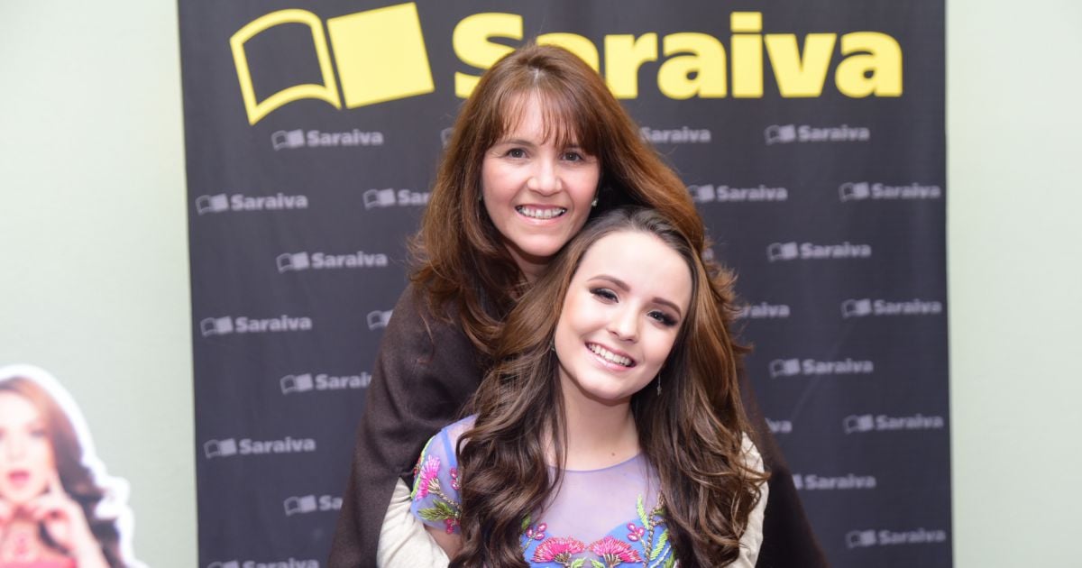 larissa-manoela-posou-com-a-m-e-silvana-taques-purepeople
