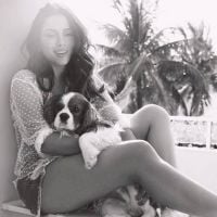 Anitta aproveita folga ensolarada na companhia de cachorro: 'Domingo em casa'