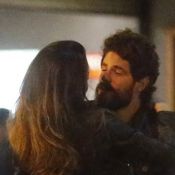 Maurício Destri é visto em clima de romance com morena e eles seguem para hotel