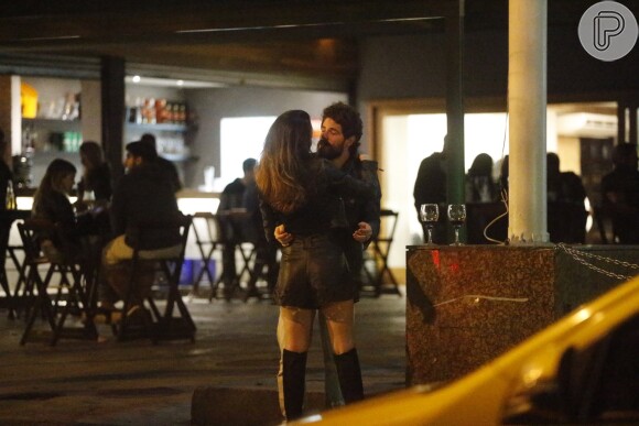 Maurício Destri foi flagrado em clima de romance com uma morena em um bar na Barra da Tijuca, no Rio; após o papo ambos seguiram para um hotel, na noite de domingo, 26 de junho de 2016