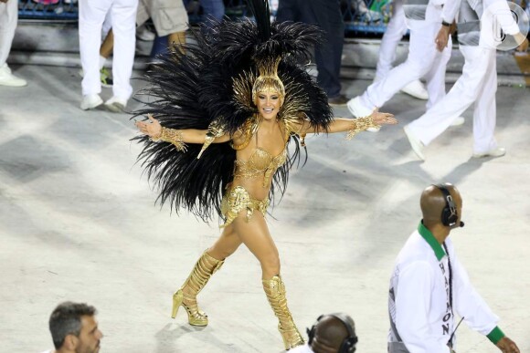 Claudia Leitte usou uma fantasia banhada a ouro no Carnaval 2016
