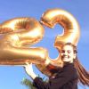 Camila Queiroz festeja aniversário de 23 anos com família e amigos