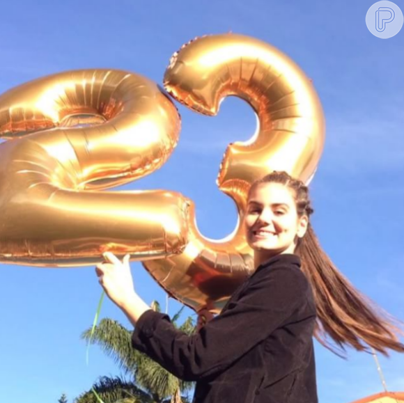 Camila Queiroz festeja aniversário de 23 anos com família e amigos