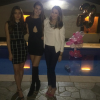 Camila Queiroz posa ao lado das irmãs Caroline Queiroz e Melina Queiroz