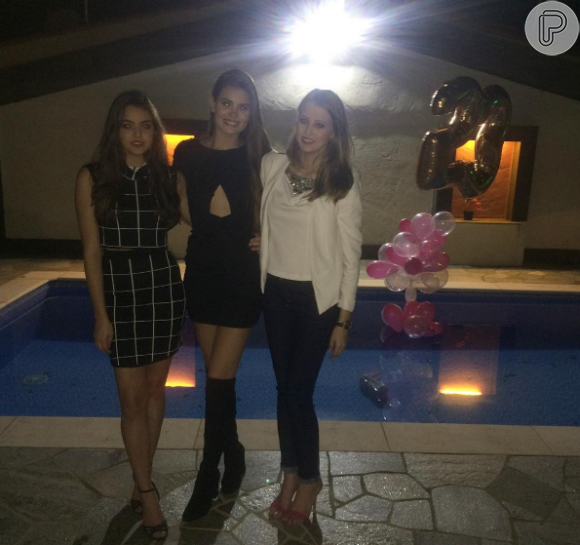 Camila Queiroz posa ao lado das irmãs Caroline Queiroz e Melina Queiroz