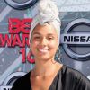 Alicia Keys vai sem maquiagem e de turbante para o BET Awards 2016