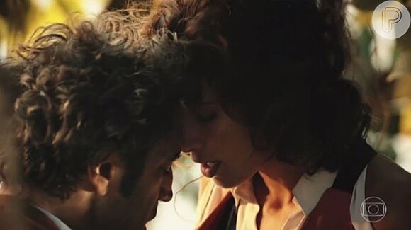 Santo (Domingos Montagner) e Tereza (Camila Pitanga) finalizam a conversa e volta a se beijar, na novela 'Velho Chico'