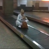 Ana Hickmann se divertiu na esteira de bagagens do Aeroporto Internacional de Cumbica, em Guarulhos, no domingo, 26 de junho de 2016