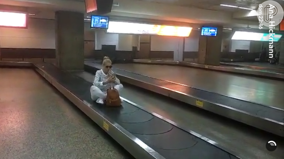 Ana Hickmann se divertiu na esteira de bagagens do Aeroporto Internacional de Cumbica, em Guarulhos, no domingo, 26 de junho de 2016