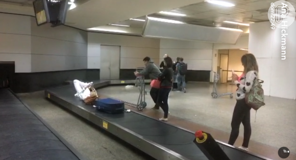 Ana Hickmann se divertiu na esteira de bagagens do Aeroporto Internacional de Cumbica, em Guarulhos
