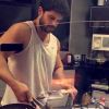 O ator mostrou seus dotes culinários em um vídeo publicado pela apresentadora da Record em seu perfil do Snapchat