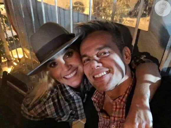 Flávia Alessandra foi à festa junina do elenco de 'Êta Mundo Bom!' acompanhada do marido Otaviano Costa