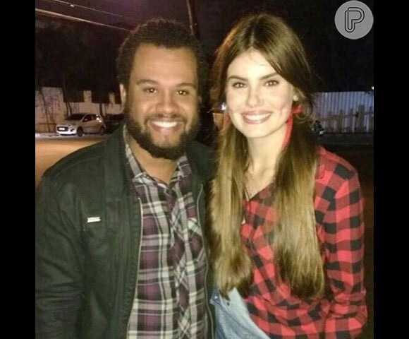 Caracterizada, a atriz Camila Queiroz tirou fotos com fãs durante festa junina