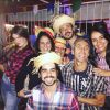 Camila Queiroz fez questão de ir à festa de São João vestida à caráter: usou macacão jeans, blusa xadrez e maria-chiquinha nos cabelos