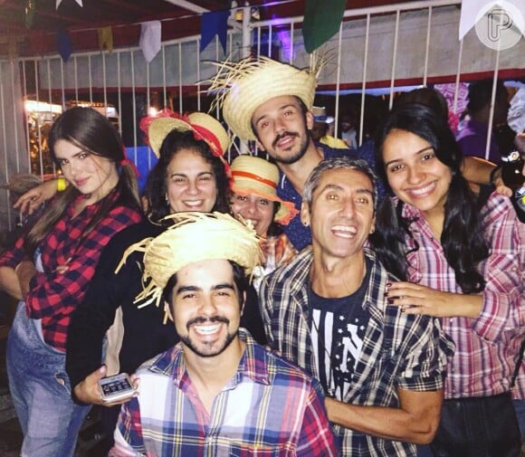 Camila Queiroz fez questão de ir à festa de São João vestida à caráter: usou macacão jeans, blusa xadrez e maria-chiquinha nos cabelos