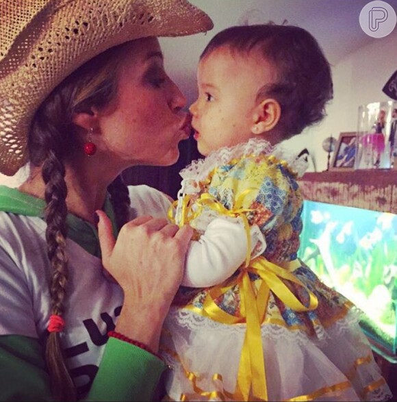 Luana Piovani posa com a filha Liz, de 9 meses