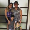 Wesley Safadão posa com a família nos bastidores do show em Caruaru