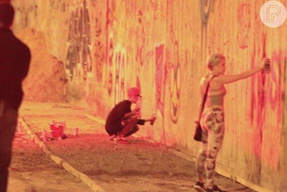 Justin Bieber grafita muro de São Conrado, em 5 de novembro de 2013