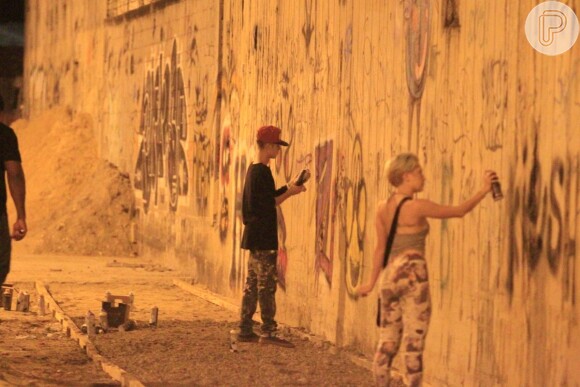 Justin Bieber grafitou muro em São Conrado na madrugada desta terça-feira, em 5 de novembro de 2013
