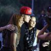 Justin Bieber negocia tirar fotos com algumas fãs para abafar a confusão
