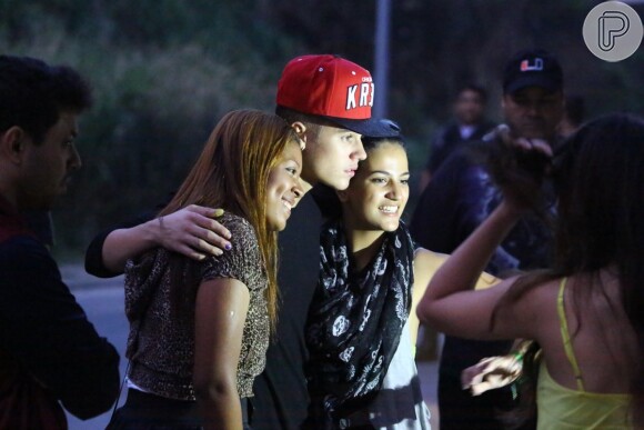 Justin Bieber negocia tirar fotos com algumas fãs para abafar a confusão