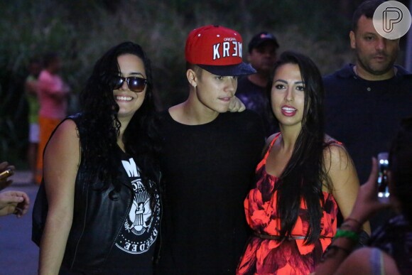 Justin Bieber posa ao lado de fãs, no Rio