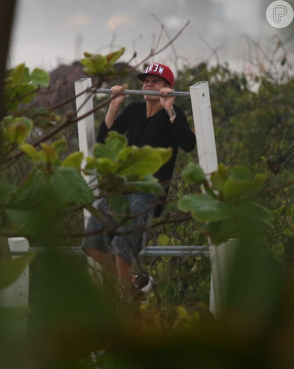 Justin Bieber faz exercícios ao ar livre após grafitar muro 