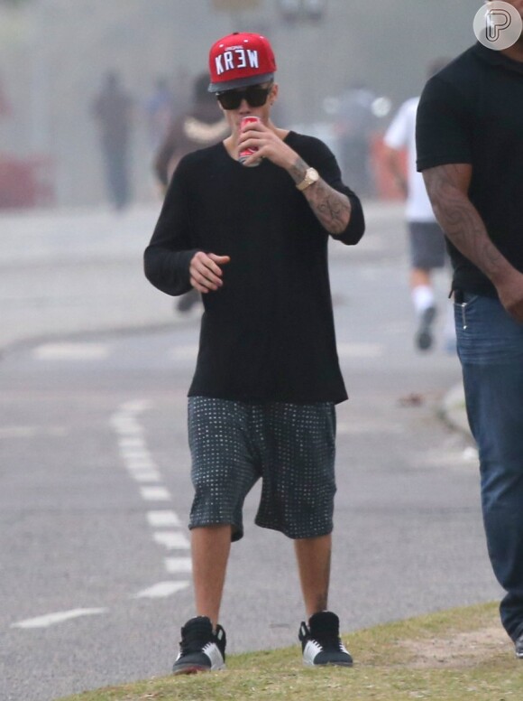 Justin Bieber deixa a praia de São Conrado, no Rio