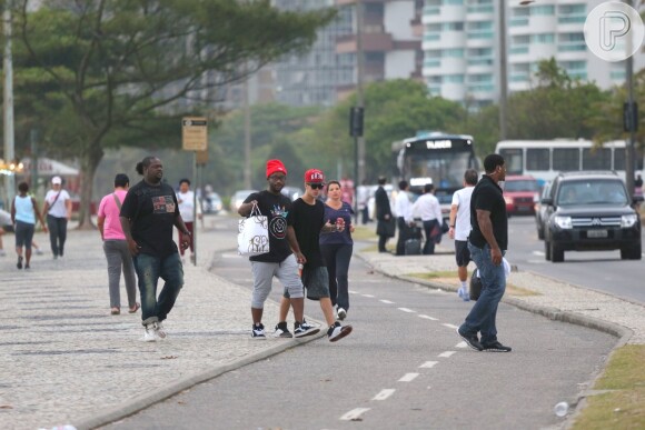 Justin Bieber deixa a paraia de São Conrado acompanhado de sua equipe