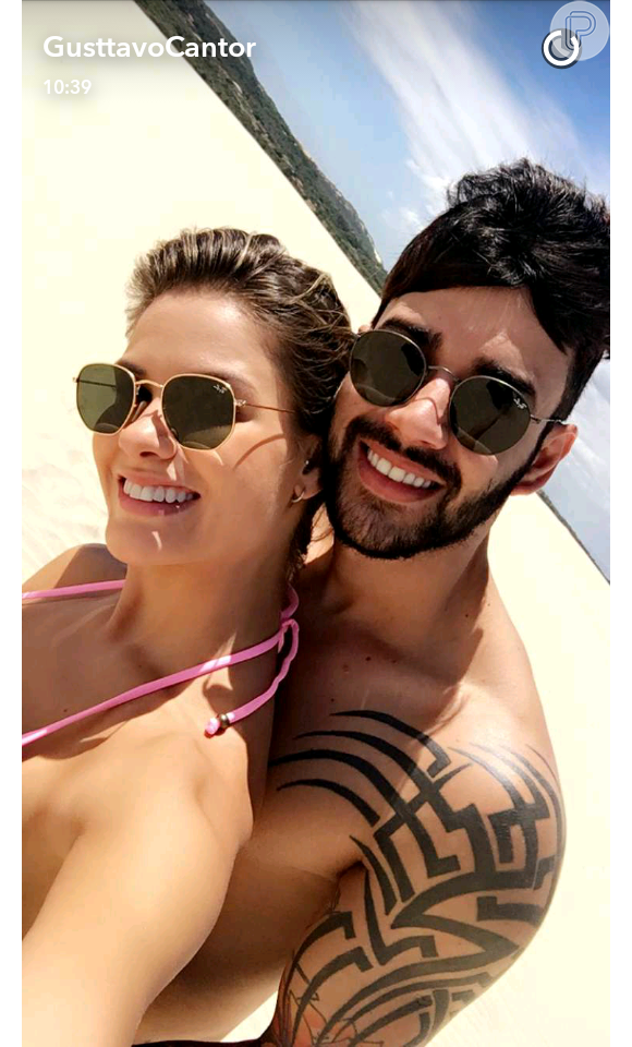 Gusttavo Lima posou com a mulher, Andressa Suita, em uma praia do Ceará