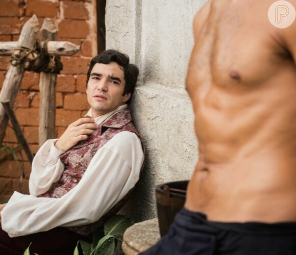 André (Caio Blat) vai engolir em seco quando Tolentino (Ricardo Pereira) tirar a camisa, na novela 'Liberdade, Liberdade'