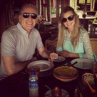 Roberto Justus curte almoço com a namorada na Bahia: 'Moqueca de camarão'