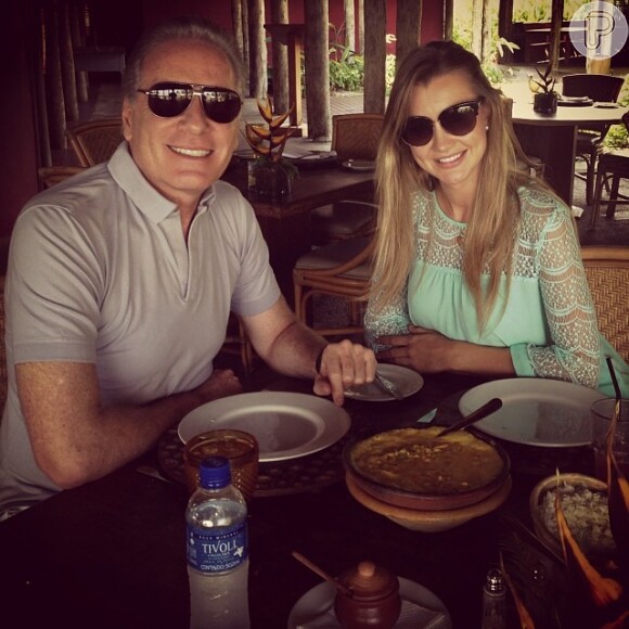Roberto Justus e a namorada, Ana Paula Seibert, curtem almoço na Bahia na tarde desta terça-feira, 5 de novembro de 2013