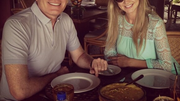 Roberto Justus curte almoço com a namorada na Bahia: 'Moqueca de camarão'