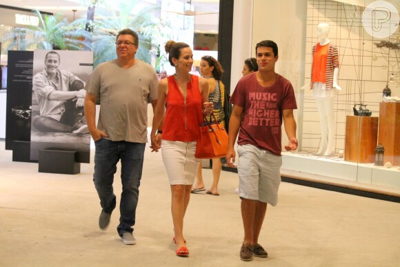 Boninho estava acima do peso em passeio com a mulher, Ana Furtado, em 2015