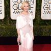 Cate Blanchett usou o tom rosa clarinho tanto no vestido quanto nos lábios durante o Globo de Ouro 2016