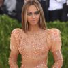 No Met Gala 2016, Beyoncé combinou um batom nude com seu vestido feito de látex da grife Givenchy. Para dar destaque à maquiagem, a cantora carregou nas sombras de cor preta
