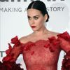 Katy Perry usou longo vermelho intenso com batom da mesma tonalidade durante o baile da amfAR