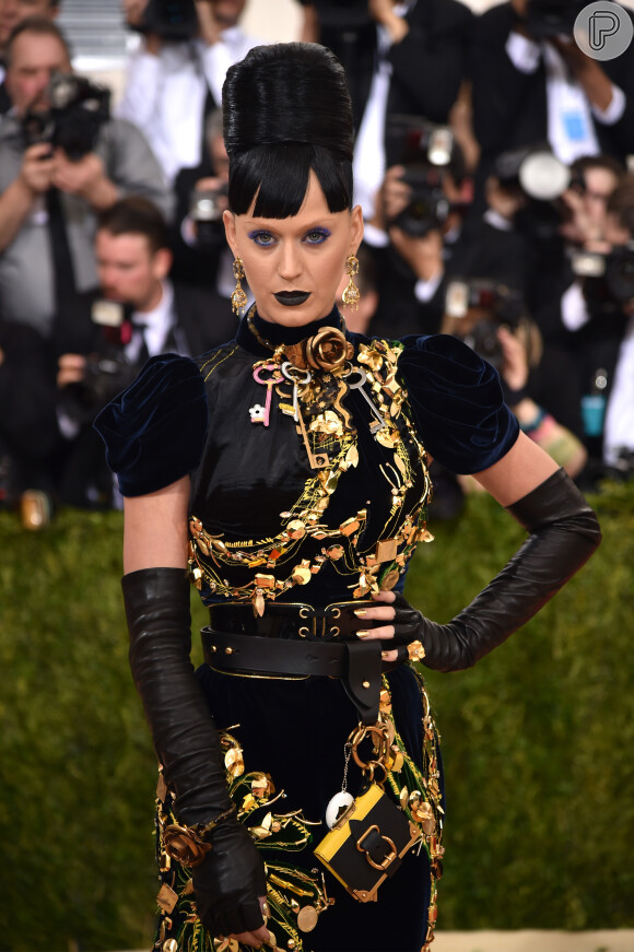 Katy Perry ama combinar o batom com a cor da roupa ! No Met Gala 2016, a cantora usou look e pintou os lábios na cor preta