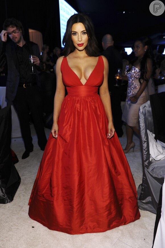 Para completar o look superousado, Kim Kardashian usou maquiagem básica com batom vermelho na mesma tonalidade do vestido