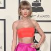 Taylor Swift colocou nos lábios um batom de cor coral com a tonalidade um pouco mais escura que a de seu top