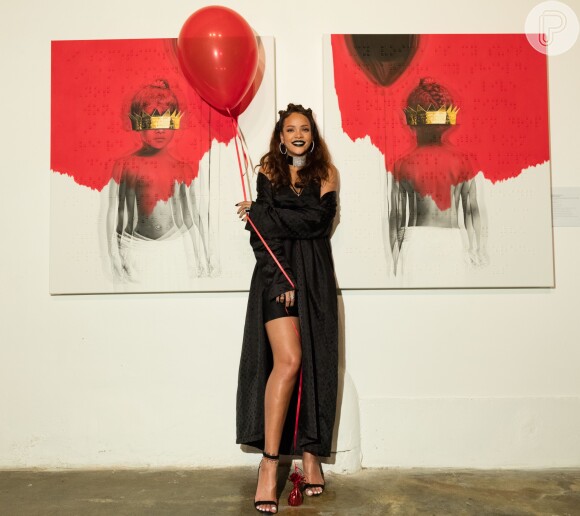Com look todo preto, Rihanna usou batom da mesma cor em evento do álbum 'ANTi'