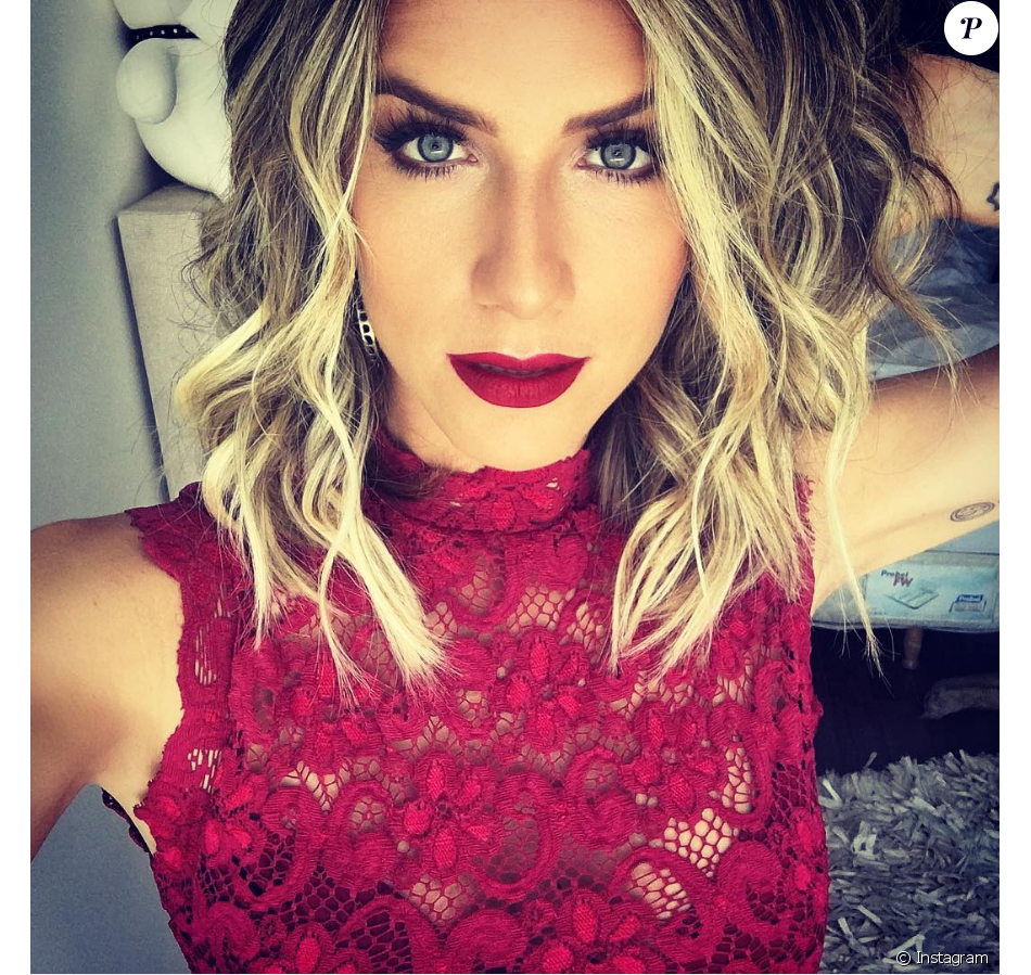 Giovanna Ewbank é outra famosa que gosta de usar a mesma cor no batom e no look Purepeople