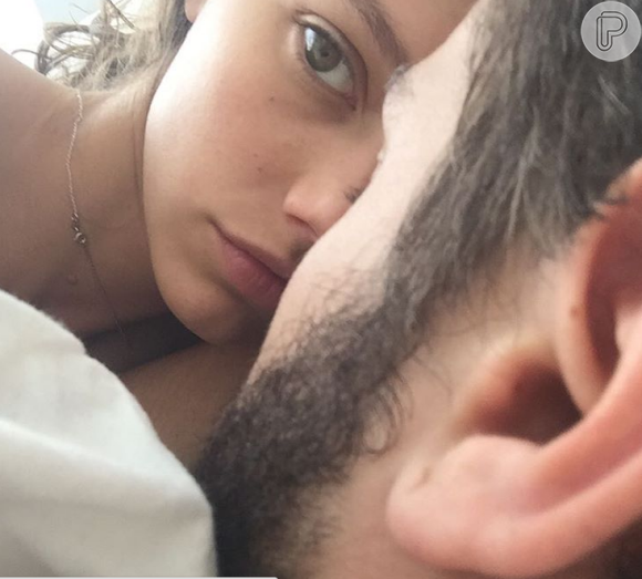 Chay Suede e Laura Neiva dividem com seus seguidores do Instagram imagens em que aparecem em clima de intimidade