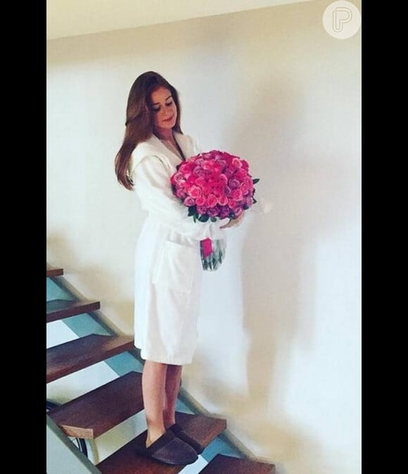 Xandinho Negrão publicou uma foto da namorada, Marina Ruy Barbosa, na qual ela aparece de roupão e segurando um buquê de flores. Atriz completa 21 anos nesta quinta-feira, 30 de junho de 2016