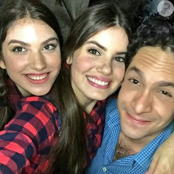 Giovanna Grigio posa com Camila Queiroz e Rainer Cadete na festa junina da novela 'Êta Mundo Bom'