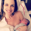 Carolina Kasting festeja nascimento do segundo filho, Tom, com foto: 'Bem-vindo'
