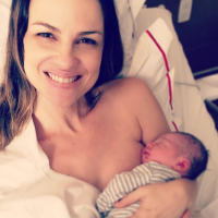 Carolina Kasting festeja nascimento do segundo filho, Tom, com foto: 'Bem-vindo'