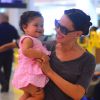 Carolina Ferraz e a filha, Anna Izabel, de 1 anos, foram fotografadas no aeroporto Santos Dumont, no Rio de Janeiro
